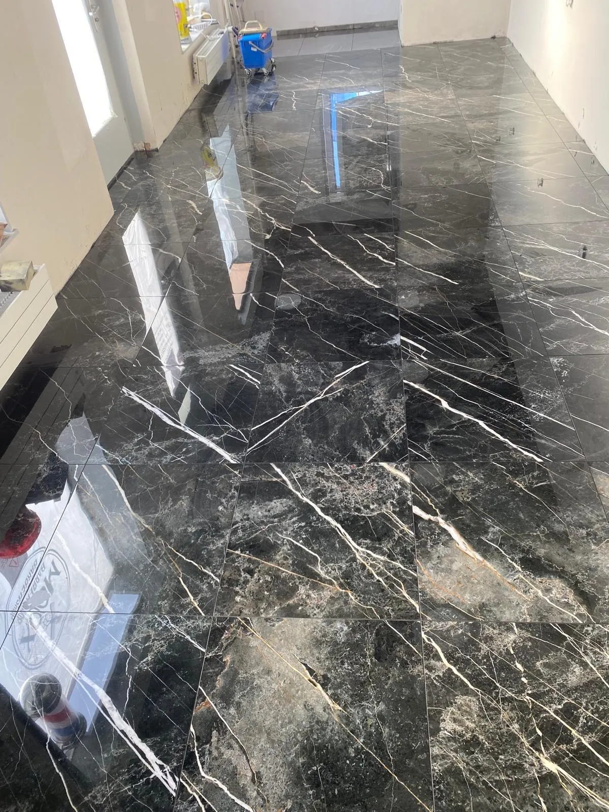 Grossformatige Fliesen in schwarzer Marmoroptik