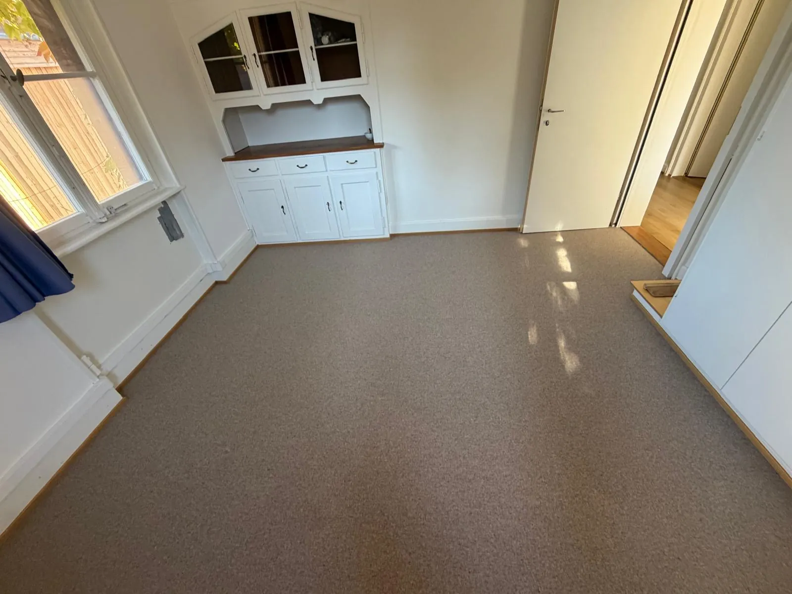 Beiger Teppichboden in einem Wohnzimmer in Basel